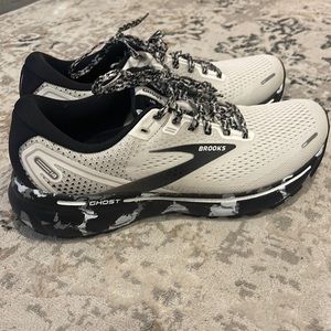 Brooks ghost size 10 like new condition no stains or scuffs